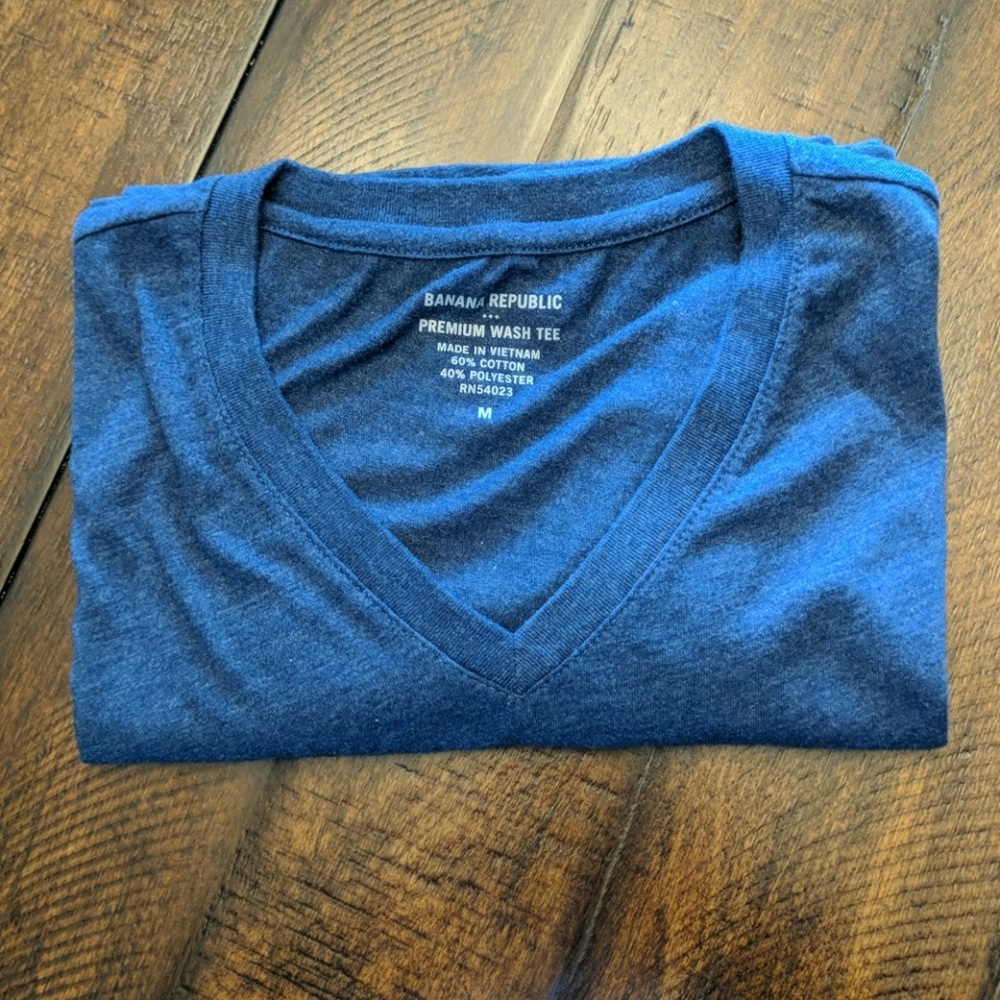 Banana Republic Premium Wash V Neck Tee Size M